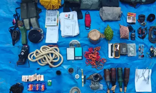 चट्टानों से नक्सलियों का विस्फोटक सामान जब्त, फोर्स को मिली कामयाबी चट्टानों से नक्सलियों का विस्फोटक सामान जब्त, फोर्स को मिली कामयाबी
