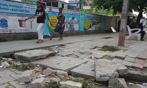 Tamil Nadu: निवासियों और पर्यटकों ने क्षतिग्रस्त पैदल पथों की शिकायत की Tamil Nadu: निवासियों और पर्यटकों ने क्षतिग्रस्त पैदल पथों की शिकायत की