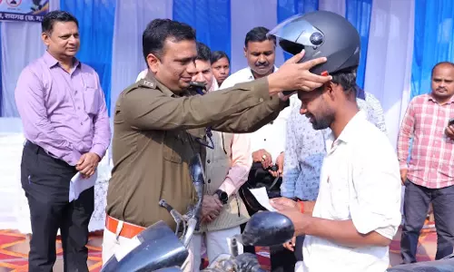 आमजन की चिंता, कलेक्टर और एसपी ने बांटे हेलमेट आमजन की चिंता, कलेक्टर और एसपी ने बांटे हेलमेट