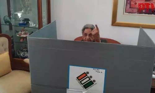 Delhi: पूर्व प्रधानमंत्री मनमोहन सिंह की पत्नी ने घर से ही किया मतदान