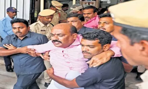 Telangana: जीएचएमसी बजट बैठक में अराजकता, बीआरएस पार्षदों को बाहर निकाला गया Telangana: जीएचएमसी बजट बैठक में अराजकता, बीआरएस पार्षदों को बाहर निकाला गया