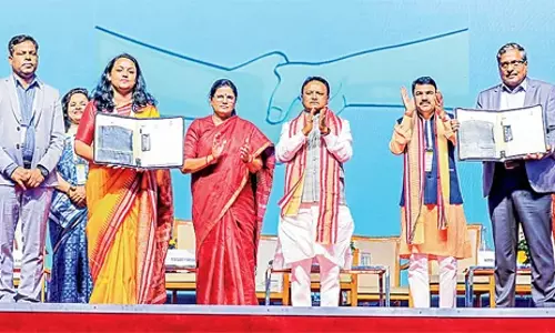 बासी सब्जियां, चावल और दाल परोसी जा रही 40 छात्राओं ने शिकायत दर्ज कराई बासी सब्जियां, चावल और दाल परोसी जा रही 40 छात्राओं ने शिकायत दर्ज कराई