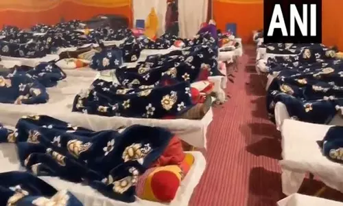 महाकुंभ में श्रद्धालुओं की बढ़ती भीड़ के बीच Ayodhya के रैन बसेरों में शरण ले रहे