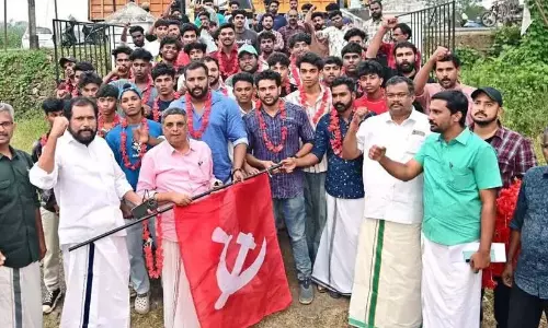 Kerala: युवा मोर्चा नेता सहित संघ परिवार के 60 सदस्य CPM में शामिल Kerala: युवा मोर्चा नेता सहित संघ परिवार के 60 सदस्य CPM में शामिल