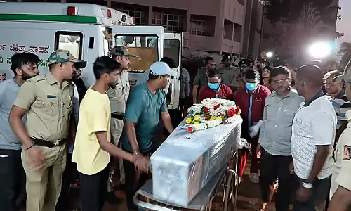 कुंभ मेला भगदड़ हादसा: चार मृतकों के शव बेलगाम पहुंचे कुंभ मेला भगदड़ हादसा: चार मृतकों के शव बेलगाम पहुंचे