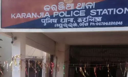 Odisha: मयूरभंज में बदमाशों ने बंदूक की नोक पर कार्यालय के अंदर आरआई से सोना, नकदी लूट ली Odisha: मयूरभंज में बदमाशों ने बंदूक की नोक पर कार्यालय के अंदर आरआई से सोना, नकदी लूट ली
