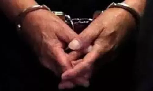 Amroha: युवती को प्रेम जाल में फंसाकर दुष्कर्म का आरोप, मुस्लिम युवक गिरफ्तार Amroha: युवती को प्रेम जाल में फंसाकर दुष्कर्म का आरोप, मुस्लिम युवक गिरफ्तार