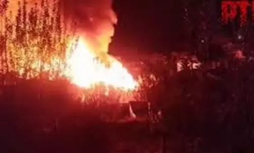 Jammu-Kashmir: भयानक आग, घास के हजारों बंडल जलकर राख Jammu-Kashmir: भयानक आग, घास के हजारों बंडल जलकर राख
