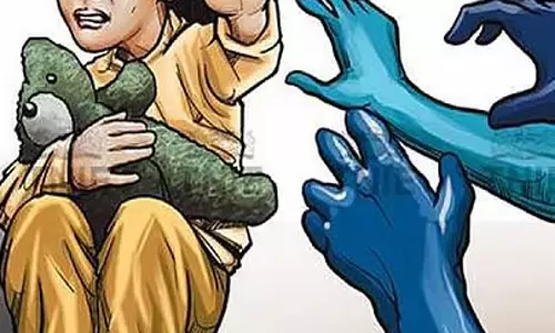 कैब में घुसकर कॉलेज छात्रा से यौन उत्पीड़न; पुलिस दो की तलाश कर रही कैब में घुसकर कॉलेज छात्रा से यौन उत्पीड़न; पुलिस दो की तलाश कर रही