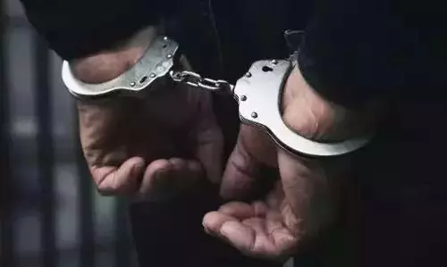 Andhra Pradesh: ऑनलाइन सेक्स रैकेट घोटाले में पांच आरोपी गिरफ्तार Andhra Pradesh: ऑनलाइन सेक्स रैकेट घोटाले में पांच आरोपी गिरफ्तार