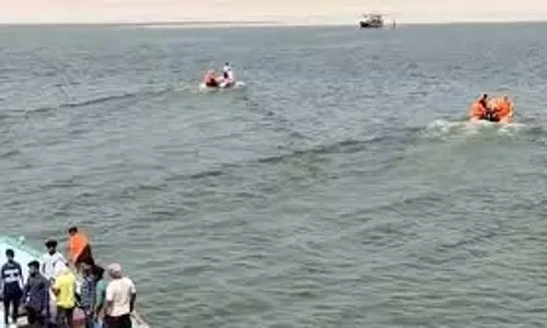 Varanasi: यात्रियों से भरी नाव पलटने से हड़कंप Varanasi: यात्रियों से भरी नाव पलटने से हड़कंप