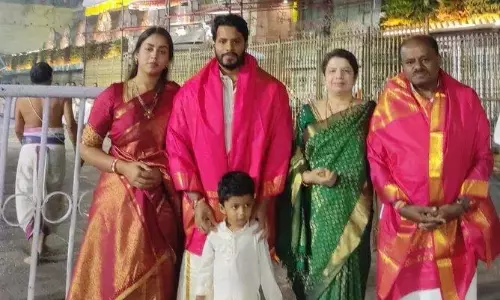 इस्पात मंत्री एचडी कुमारस्वामी ने RINL के पुनरुद्धार के लिए तिरुमाला में प्रार्थना की इस्पात मंत्री एचडी कुमारस्वामी ने RINL के पुनरुद्धार के लिए तिरुमाला में प्रार्थना की