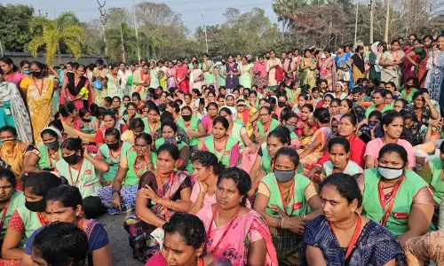 AP: ब्रैंडिक्स फैक्ट्री के कर्मचारियों ने काम के घंटों और वेतन को लेकर विरोध प्रदर्शन किया