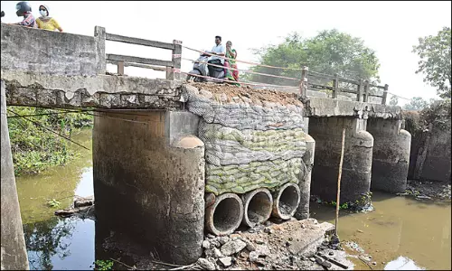 Andhra: सड़क पर एलामारू-ईदुलमददली के बीच बना पुल खतरनाक