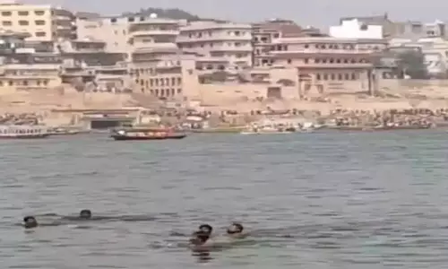 Varanasi में गंगा नदी में कई लोगों को ले जा रही नाव पलटी, बचाव कार्य जारी
