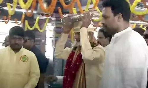 CM Chandrababu: वासवी कन्याकपरमेश्वरी को रेशम के वस्त्र भेंट किए CM Chandrababu: वासवी कन्याकपरमेश्वरी को रेशम के वस्त्र भेंट किए