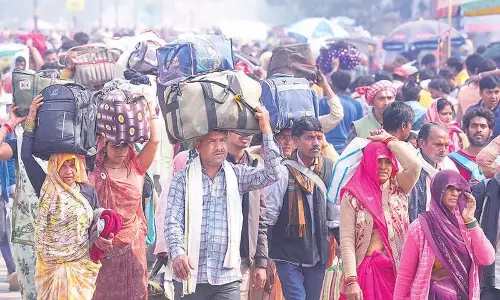 Stampede: दो श्रद्धालुओं के शव बेलगावी पहुंचे Stampede: दो श्रद्धालुओं के शव बेलगावी पहुंचे