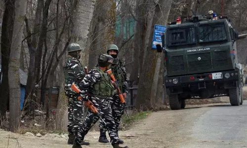 Poonch में नियंत्रण रेखा पर घुसपैठ की कोशिश नाकाम, सेना ने 2 आतंकवादियों को मार गिराया Poonch में नियंत्रण रेखा पर घुसपैठ की कोशिश नाकाम, सेना ने 2 आतंकवादियों को मार गिराया