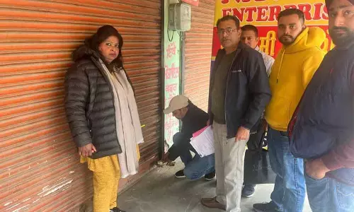 संपत्ति कर का भुगतान न करने पर MC ने दुकानें सील कीं संपत्ति कर का भुगतान न करने पर MC ने दुकानें सील कीं