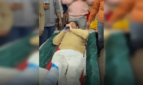 गैंगस्टर के मामा के दफ्तर में कार घुसने का LIVE वीडियो, निर्दलीय प्रत्याशी आए चपेट में