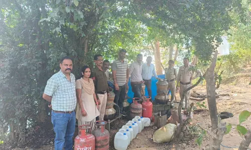गरियाबंद के जंगल में शराब भट्टी का भंडाफोड़ गरियाबंद के जंगल में शराब भट्टी का भंडाफोड़