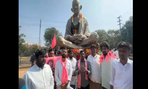 महात्मा गांधी की पुण्यतिथि पर BRS ने कांग्रेस सरकार पर ‘420 वादे’ करने का आरोप लगाया महात्मा गांधी की पुण्यतिथि पर BRS ने कांग्रेस सरकार पर ‘420 वादे’ करने का आरोप लगाया