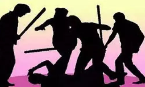 Shamli: दबंगों ने दिव्यांग मैनेजर सहित चार लोगों को लाठी डंडों से मारपीट कर घायल किया Shamli: दबंगों ने दिव्यांग मैनेजर सहित चार लोगों को लाठी डंडों से मारपीट कर घायल किया