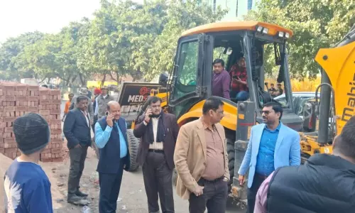 Ghaziabad: नगर निगम ने इंदिरापुरम में दूसरे दिन भी चलाया अतिक्रमण हटाओ अभियान