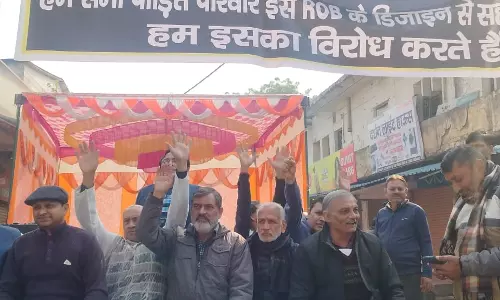 Ghaziabad: स्थानीय व्यापारियों ने रेलवे ओवर ब्रिज के डिजाइन का विरोध किया