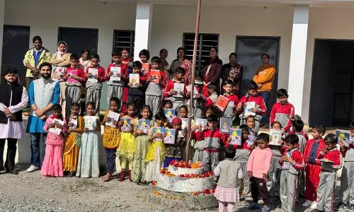 Law Varsity Club ने शिमला के सरकारी प्राथमिक स्कूल के विद्यार्थियों को स्वेटर और स्टेशनरी दान की