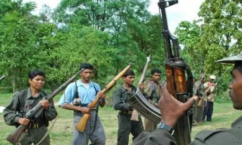 बीजापुर में 10 नक्सलियों ने डाले हथियार
