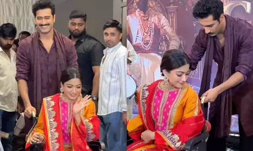 विक्की कौशल ने घायल रश्मिका मंदाना की मदद की, VIDEO वायरल विक्की कौशल ने घायल रश्मिका मंदाना की मदद की, VIDEO वायरल