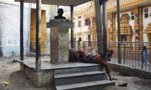 Mahatma Gandhi की प्रतिमा उनकी पुण्यतिथि पर शहर में उपेक्षित पड़ी Mahatma Gandhi की प्रतिमा उनकी पुण्यतिथि पर शहर में उपेक्षित पड़ी