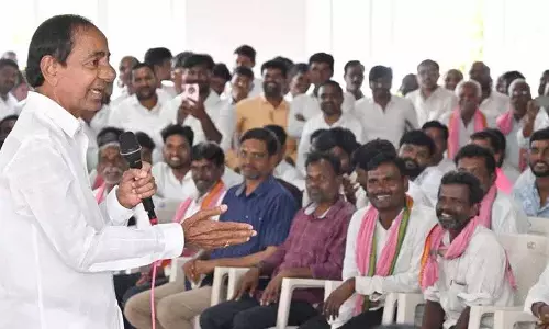 BRS अध्यक्ष केसीआर ने कार्यकर्ताओं से कांग्रेस से सीधी लड़ाई के लिए तैयार रहने को कहा BRS अध्यक्ष केसीआर ने कार्यकर्ताओं से कांग्रेस से सीधी लड़ाई के लिए तैयार रहने को कहा