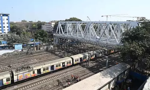 कर्नाक रेलवे फ्लाईओवर की बीम रेलवे लाइन पर रखी गई