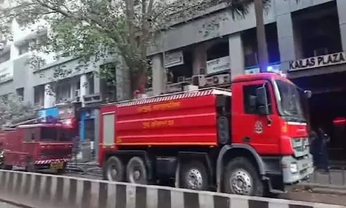 Mumbai: घाटकोपर में व्यावसायिक इमारत में भीषण आग लग गई Mumbai: घाटकोपर में व्यावसायिक इमारत में भीषण आग लग गई