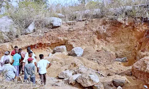 Telangana में मनरेगा कार्य के दौरान पत्थर गिरने से मां-बेटी जिंदा दफन