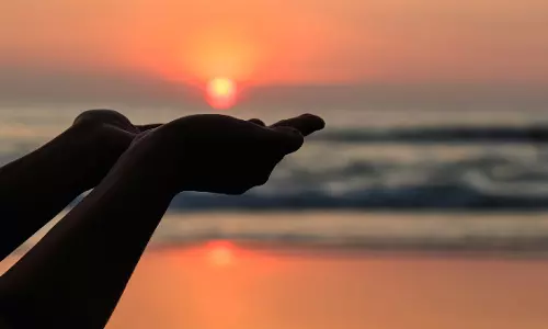 Suraj ढलने के बाद  न करें ये 5 काम, होगी आर्थिक तंगी