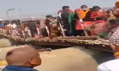 BIG BREAKING: महाकुंभ में फाफामऊ का पीपा पुल टूटा, सैकड़ों लोग दबे BIG BREAKING: महाकुंभ में फाफामऊ का पीपा पुल टूटा, सैकड़ों लोग दबे