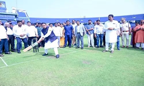 ओडिशा के CM मोहन माझी ने बाराबती स्टेडियम में की बल्लेबाजी ओडिशा के CM मोहन माझी ने बाराबती स्टेडियम में की बल्लेबाजी