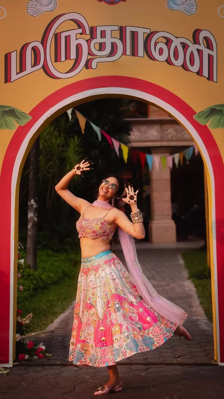 नवविवाहित कीर्ति सुरेश ने शेयर की शानदार मेहंदी की तस्वीरें