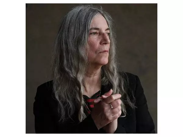 मंच पर गिरने के बाद Patti Smith ने अपने स्वास्थ्य की जानकारी साझा की