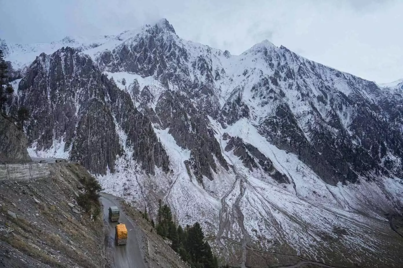 Srinagar: ऊंचे इलाकों में ताजा बर्फबारी, मैदानी इलाकों में हल्की बारिश