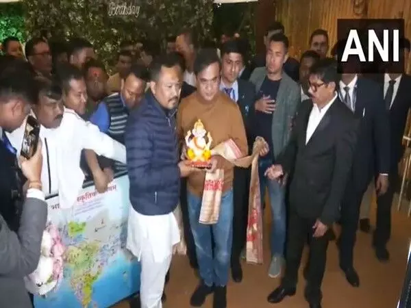 Assam CM ने गुवाहाटी में शुभचिंतकों के साथ मनाया 56वां जन्मदिन