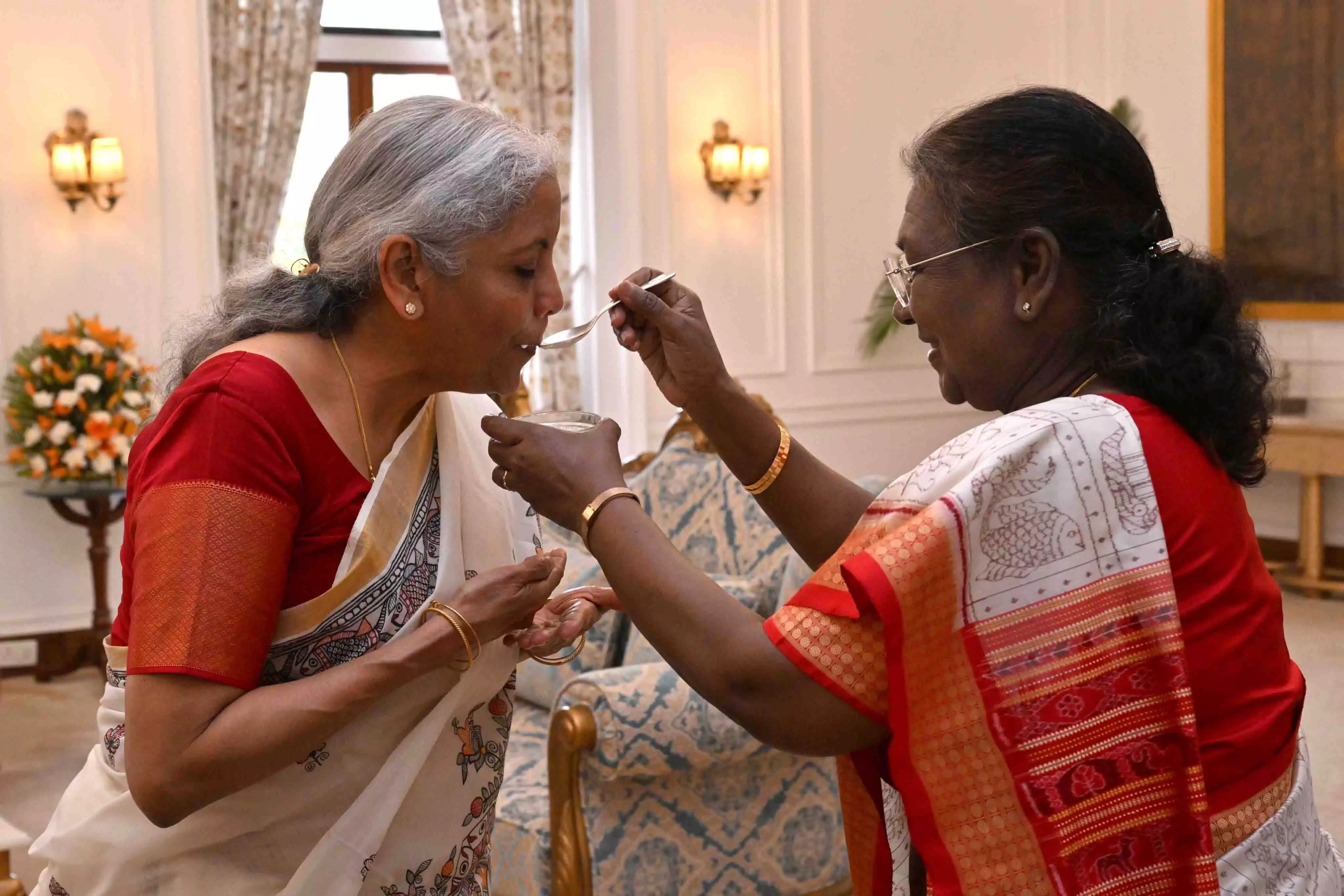 बजट पेश करने से पहले राष्ट्रपति मुर्मू ने वित्त मंत्री को खिलाई दही-चीनी, जानिए क्या है इस परंपरा का महत्व बजट पेश करने से पहले राष्ट्रपति मुर्मू ने वित्त मंत्री को खिलाई दही-चीनी, जानिए क्या है इस परंपरा का महत्व