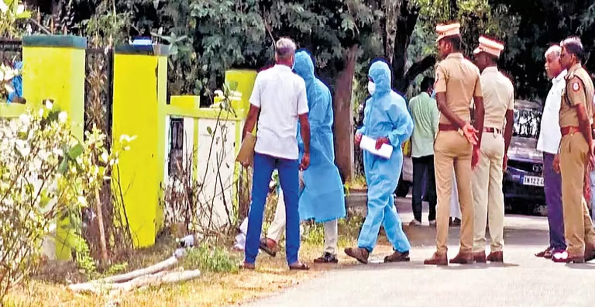 Tamil Nadu: पुदुक्कोट्टई कार्यकर्ता का शव कब्र से निकाला गया Tamil Nadu: पुदुक्कोट्टई कार्यकर्ता का शव कब्र से निकाला गया