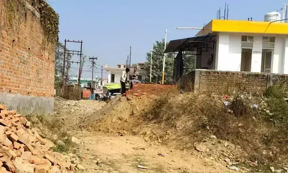 Raebareli: एसडीएम ने पेट्रोल पंप संचालक द्वारा सार्वजनिक मार्ग पर किए जा रहे निर्माण को रुकवाया Raebareli: एसडीएम ने पेट्रोल पंप संचालक द्वारा सार्वजनिक मार्ग पर किए जा रहे निर्माण को रुकवाया