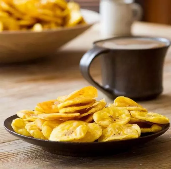 Raw Banana Chips: घर पर बनाएं ये हेल्दी और स्वादिष्ट स्नैक्स