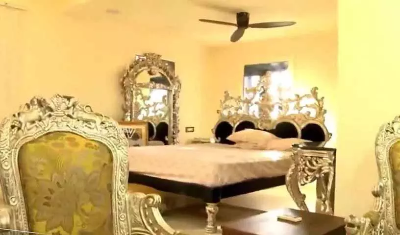 कांग्रेस MLA Aniruddha Reddy के बेडरूम में चांदी की खाट, चांदी की कुर्सी, चांदी से बनी हर चीज कांग्रेस MLA Aniruddha Reddy के बेडरूम में चांदी की खाट, चांदी की कुर्सी, चांदी से बनी हर चीज