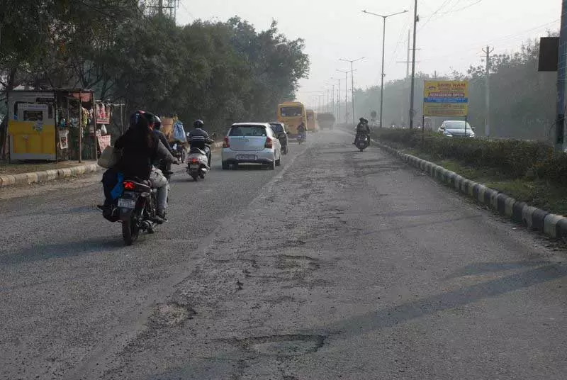 Haryana : करनाल की बाहरी सड़कें होंगी गड्ढों से मुक्त, स्मार्ट रोड का निर्माण जल्द शुरू Haryana : करनाल की बाहरी सड़कें होंगी गड्ढों से मुक्त, स्मार्ट रोड का निर्माण जल्द शुरू